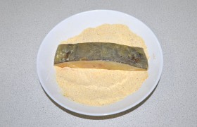 И панируем в кукурузной муке с добавками.