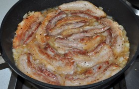 Укладываем в сковороду обжаренное мясо, даем закипеть. Переворачиваем мясо, накрываем и на слабом огне тушим 4-5 минут, после чего оставляем на 5-7 минут на выключенной конфорке.