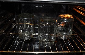 Пока мы этим занимаемся, промытые банки стерилизуются в духовке (ставим в холодную и включаем на 100°), а крышки кипят в кастрюльке. 