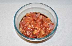 Нарезаем небольшими кусочками куриное филе. Добавляем ст. ложку растительного масла и столько же соевого соуса. Если не любим его или нет под рукой - просто готовим без него, заменив другим соусом или сухой приправой.
