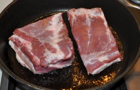 Для обжарки, как обычно, на сильном огне  перекаливаем масло , кладем ребрышки, поджариваем одну-другую стороны до золотистой корочки. Далее готовим в сковороде – если у нее высокие бортики, или в казане, толстодонной кастрюле. 