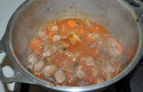 Кладем заправку в латку, где томится мясо.