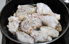 Не снижая сильного огня под сковородой, жарим курицу минуты 2, затем немного убираем огонь и жарим еще 2-3 минуты, до яркой корочки.