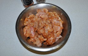 Маринуем мясо в приправах.