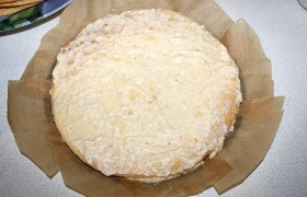 На плоское блюдо по краю выкладываем кусочки бумаги для выпечки (на них останутся и капли крема и – позже – крошки). Выкладываем последовательно коржи один на другой, смазывая их кремом, чуть-чуть прижимая. Слегка смазываем и бока. И на 8-10 часов ставим торт в прохладное место (холодильник), чтобы пропитался кремом. Остаток крема – понадобится еще примерно 2/3 стакана - ставим рядом, накрытым.
