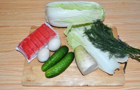 Вот, собственно, все продукты, которые требуются для нашего салата. И первое, что мы делаем – отправляем  вариться  яйца, на что требуется 10 минут кипения. 