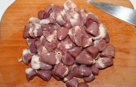 на 2-3 части, поперек – сердечки.