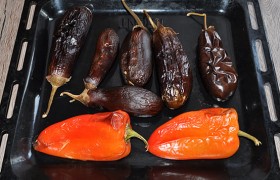 Овощи готовы – вынимаем из духовки.