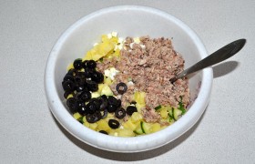 Готовые яйца и картофель превращаем в аккуратные мелкие кубики. Собираем в миске все компоненты салата.