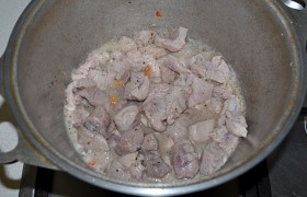 Теперь мясо вместе с маринадом выкладываем в латку или толстодонную сковороду, добавляем немного воды или бульона. Мясо начало кипеть – ставим слабый огонь, накрываем и оставляем тушиться на 20-25 минут.
