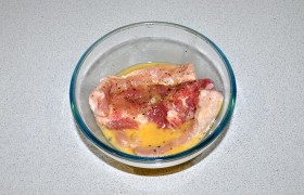 Быстро взбиваем вилкой яйцо, купаем в нем мясо. Неплохо оставить так мясо на 20-30 минут, но можем и сразу жарить.
