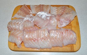 Промытое филе трески нарезаем порционными кусочками, 