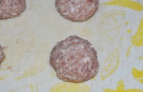 Лепим мясные шарики.