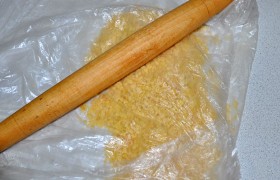 Для  панировки  кукурузные хлопья засыпаем в пакетик и прокатываем в разных направлениях скалкой, превращая их в крошки – но не слишком мелкие. 