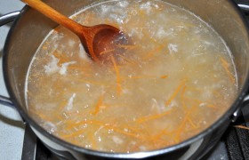 Закладываем в процеженный кипящий бульон с кусочками мяса тонко наструганную морковь, нашинкованный лук, через 3-4 минуты кипения – засыпаем мелкую пасту (на свой выбор).
