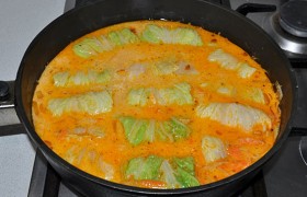 Кладем голубцы в соус (на сковороде или в кастрюле с толстым дном), чтобы он не прикрывал полностью голубцы. После закипания – накрываем, устанавливаем малый огонь, на котором голубцы тушатся до готовности примерно 15-20 минут.