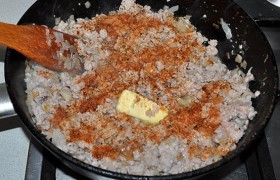 В сковороду добавляем мясной фарш, посыпаем приправой к нему, кладем сливочное масло, обжариваем 5-6 минут, так же помешивая, разминая комочки. Если приправа несоленая - солим. Снимаем с огня.