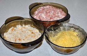 Фарш мы делаем из говядины со свининой, но он может быть из любого мяса. Измельчаем его. Во вторую миску помещаем мелко тертый сыр, в третью - тертый покрупнее белый батон, замоченный в молоке.