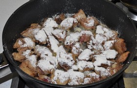 Переворачиваем и так же жарим вторую сторону. В эти минуты сливки разогреваются в микроволновке. Посыпаем (через ситечко) печенку мукой.