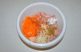 Для фарша пропускаем мясо 1 раз через среднюю решетку мясорубки. Добавляем мелко тертую тыкву и очень мелко нашинкованную луковицу, приправы, овсяные хлопья, перемешиваем.