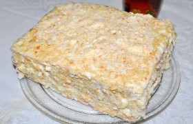 Для пропитки торт простоял на кухне почти сутки (накрытый пленкой). В холодное место не ставим – масло в креме застынет и торт полностью не пропитается.