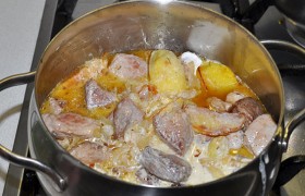 В кастрюле с толстым дном у нас теперь мясо, картофель, лук. Сливкам даем вскипеть и заливаем в кастрюлю. 