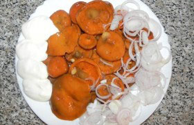 Соленые рыжики с луком
