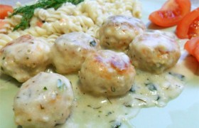 Куриные тефтели в соусе бешамель