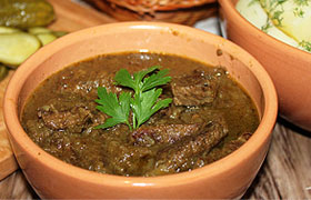 Говядина, тушенная с луком