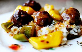 Фрикадельки с перцем и ананасом