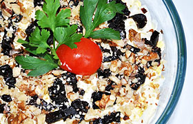 Салат из курицы с огурцами и черносливом