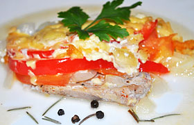 Запеченные свиные отбивные с овощами и сыром
