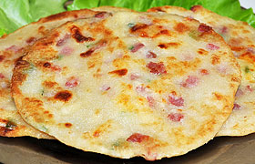 Быстрые лепешки с колбасой и сыром
