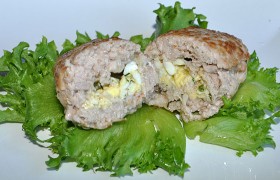Котлеты, фаршированные яйцом и сыром