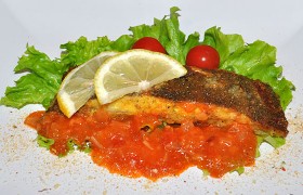 Жареная камбала с томатным соусом