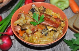 Капуста с грибами и копченостями