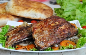 Свиные ребрышки, запеченные на овощах