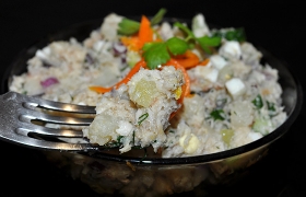 Салат с копченой рыбой классический