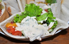 Пита с куриным филе, овощами и соусом